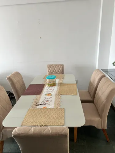 Cadeira de jantar estofada e bordada não são de mdf valor da unidade 