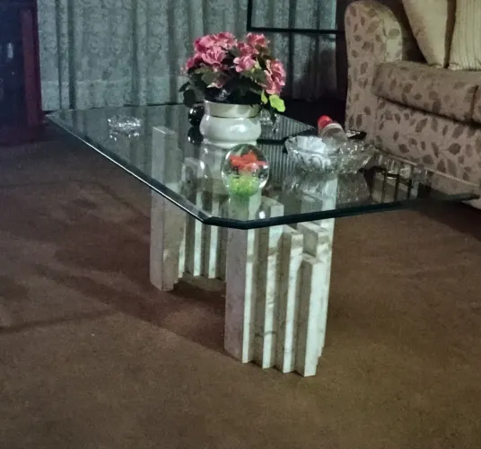 Mesa de centro em mármore com tampo de vidro