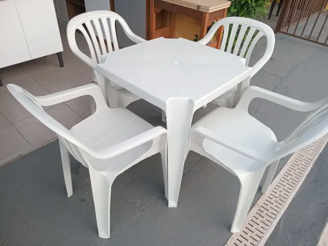 Mesa plástico com 04 cadeiras e novas..(Entrego).