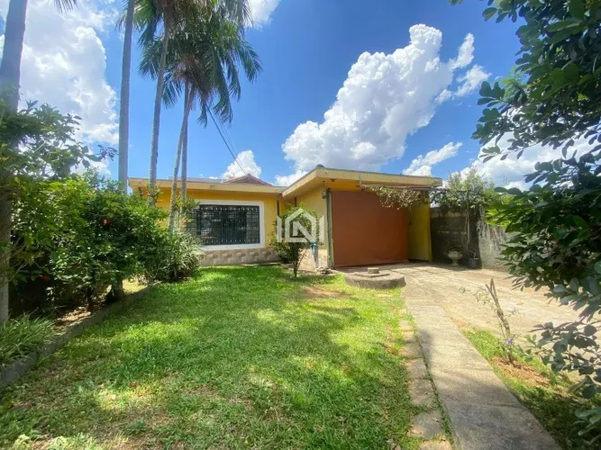 Casa à venda em zona mista na Granja Viana