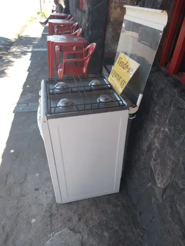 Vede se fogão 4 bocas.
