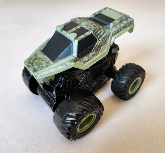 Monster Jam Soldier Fortune (realiza saltos)