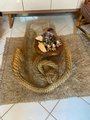 Mesa de Centro Escultural: Vidro Temperado e Base de Corda