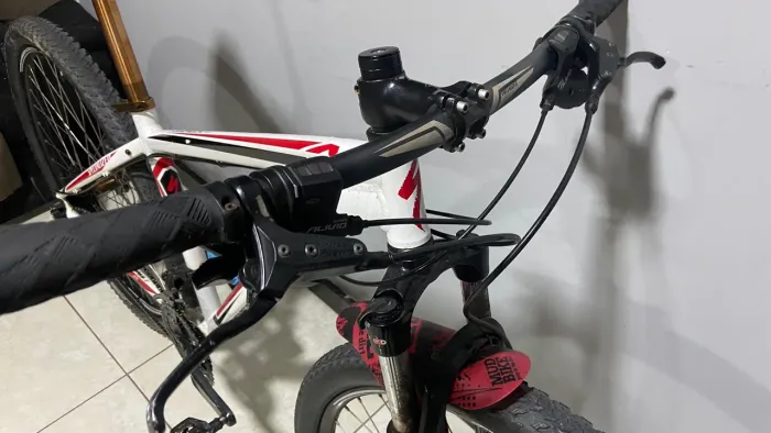 Bicicleta Aro 29 Specialized hardrock tamanho M 