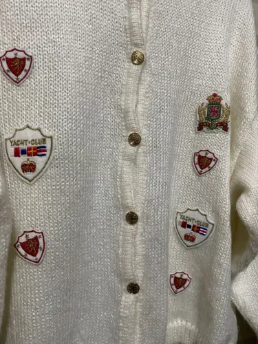 Cardigã branco com patches vintage