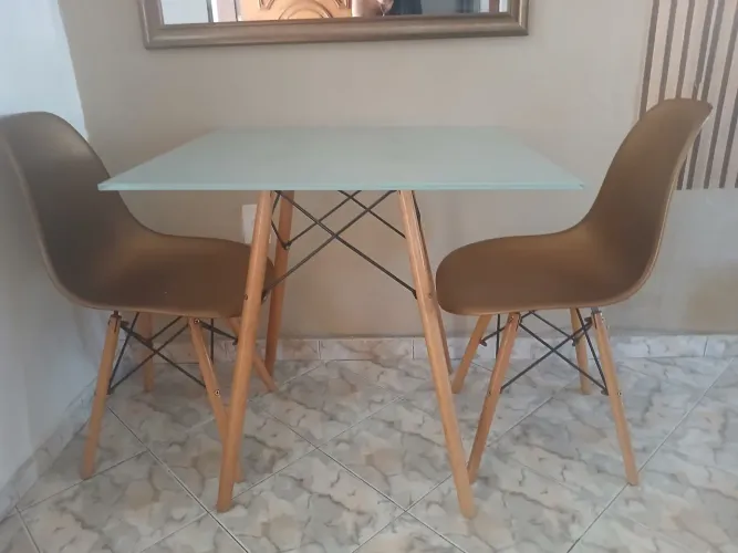Pés palito de mesa , vidro temperado , 2 cadeiras douradas de pe palito 