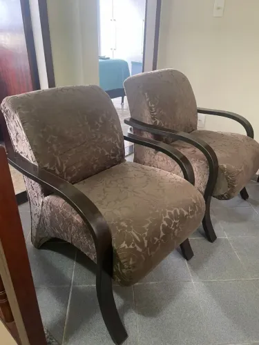 Vendo 2 cadeiras Estofadas e de Madeira.