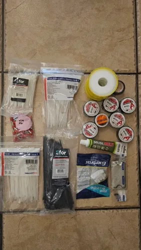 Materiais diversos (Fita isolante + Fita Hellerman)