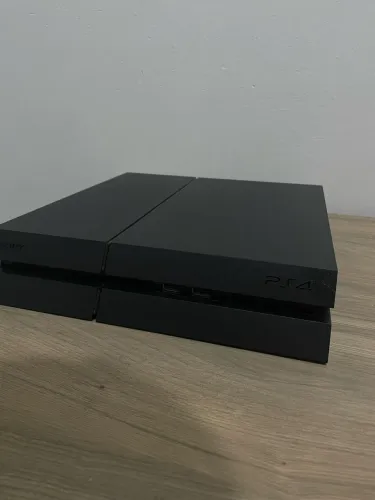 Vendo PS4 com 2 controles, ótimo estado de conservação