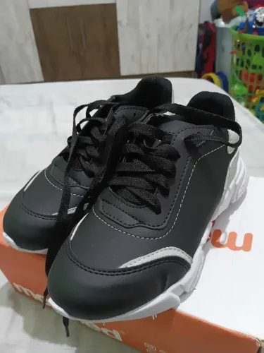 Vende-se sapatos novos nunca usado , comprei a numeração grande demais 