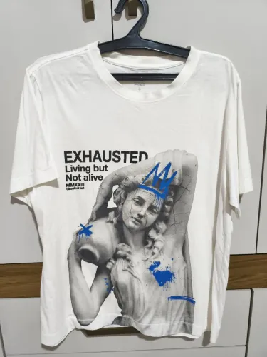 Blusão estiloso esportivo "I am tired of living but not being alive"