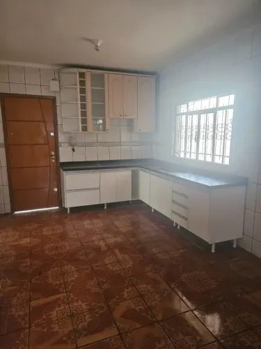 Imóvel para aluguel possui 150 metros quadrados com 3 quartos