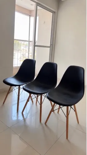 kit com 3 cadeiras modelo Eames Eiffel pretas