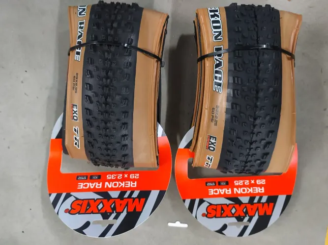 PNEU MAXXIS REKON RACE 2,35 FAIXA MARROM
