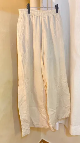 calça pantalona bege tamanho M