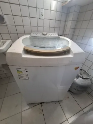 Máquina de lavar Brastemp 11kg com tampa de vidro temperado funcionando normalmente