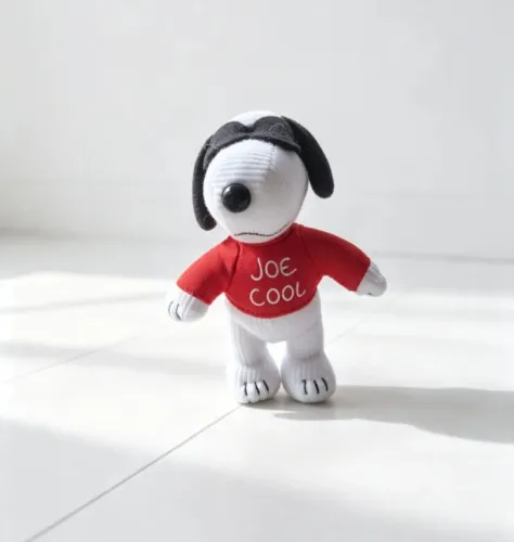pelúcia do Snoopy na persona "Joe Cool" com uma blusa vermelha, coleção mcdonald'S2005