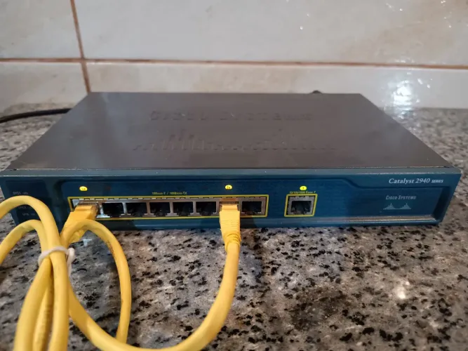 Vendo Switch de Rede Gerenciável 8 Portas RJ45 Alta Velocidade Cisco Catalyst 2940 Series.