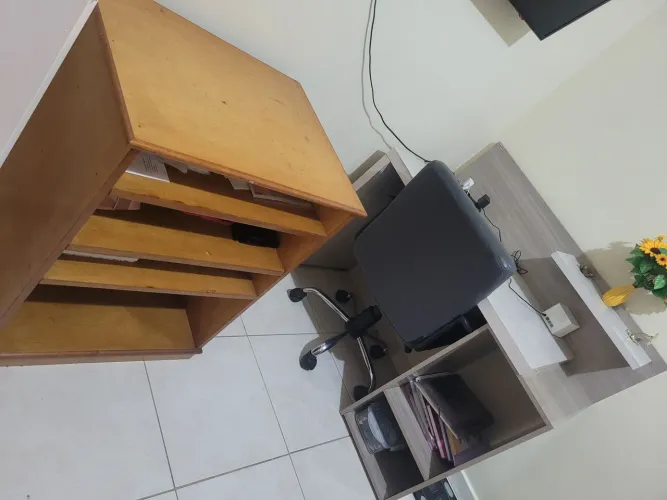 Mesa de estudo e cômoda
