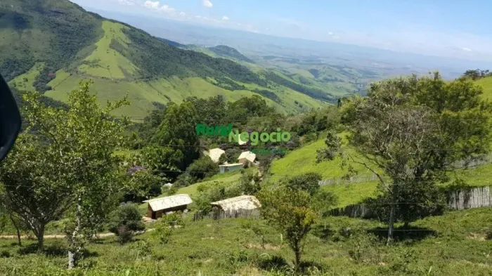SÍTIO COM ACESSO FÁCIL E VISTA PANORÂMICA ENTRE CRUZEIRO X PASSA QUATRO-MG
