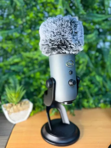 Microfone Condensador Usb Blue Yeti - Preto Cor Blackout  Potência necessária de 5V 