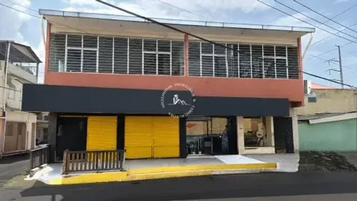 Prédio Comercial de esquina próximo a vários comércios, Bairro Raiz . Manaus AM REF: AV24