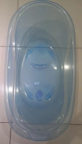 Uma banheira para bebê  azul  
