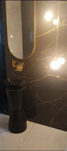 Metais dourados para banheiro