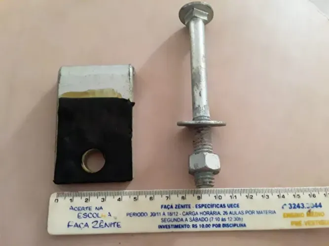 Bom dia e Vendo parafuso francês com arruela, porca e cantoneira. R$ 3,00 o conjunto.