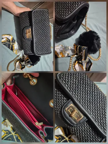 Bolsa preta feminina com alça dourada