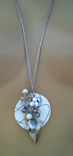Colar longo com pingente folhas e pérolas