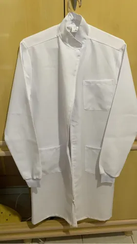 Jaleco branco com punho cerrado
