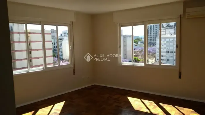 Apartamento com box escriturado no coração da Cidade Baixa
