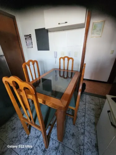Mesa para sala com quatro cadeiras em madeira maciça