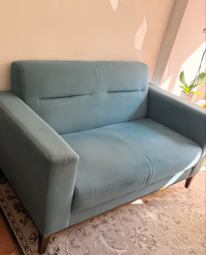 Sofá 2 lugares azul acinzentado - confortável e moderno