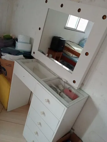 Lindo camarim na cor branco com luzes.
