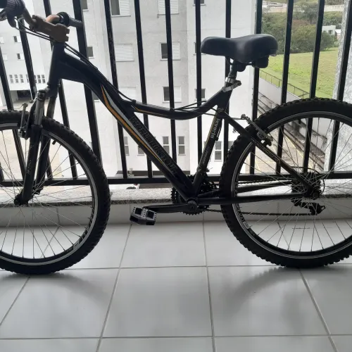 Bicicleta World Bike Tour Aro 26 - Câmbio Shimano e Banco em Gel GTA, freios V-Brake GTA