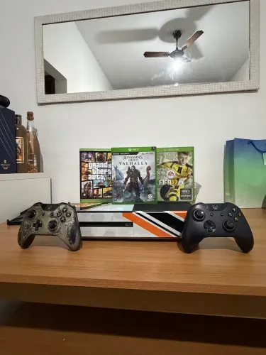 XBOX ONE FAT COM 2 CONTROLES E 3 JOGOS