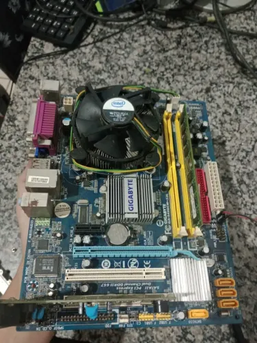 KIT COMPLETO PRONTO PRA USAR - Placa-mãe Gigabyte + Processador Intel + 2GB RAM