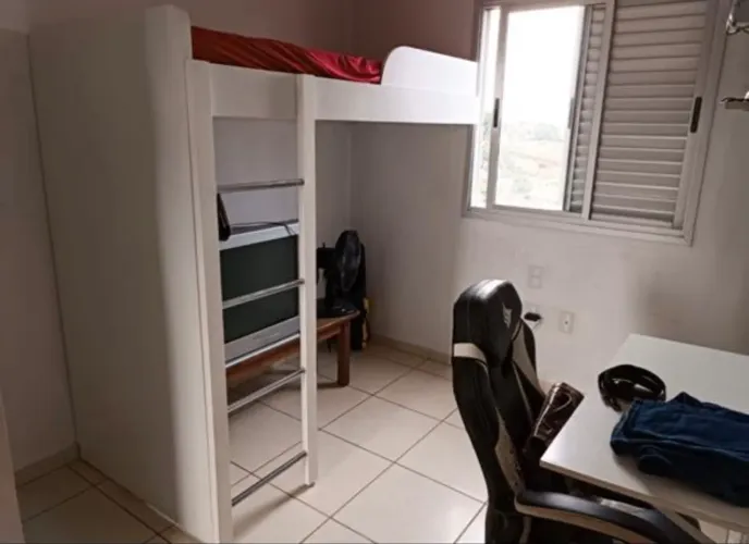 Cama suspensa tipo beliche 