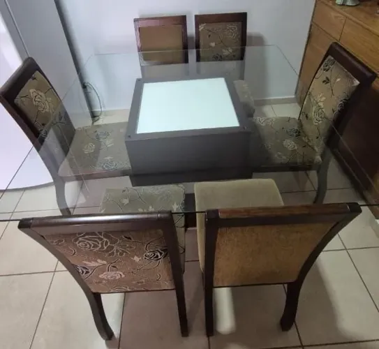 Mesa de madeira e tampo de vidro temperado C/ 6 cadeiras e opção de decoração no centro.