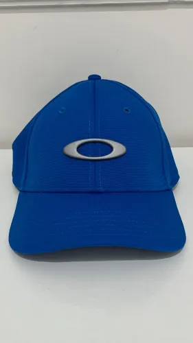 Boné Original Oakley Tincan na cor azul com logotipo metálico frontal