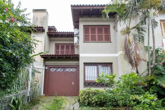 Casa de alvenaria, 3 dormitórios, 1 suíte e pátio com piscina, bairro Espírito Santo.