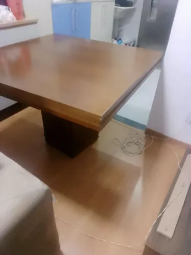 Vendo mesa com 2 cadeiras em madeira maciça em ótimo estado de conservação