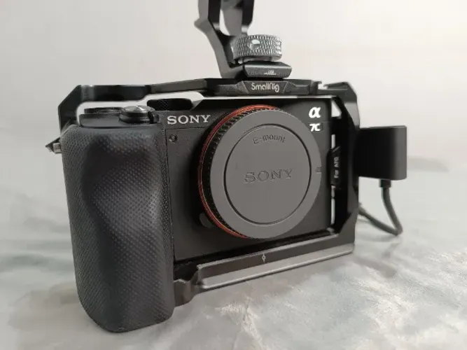 Camera Sony A7c preta + cage smallrig + baterias extras + adaptador smallrig hdmi