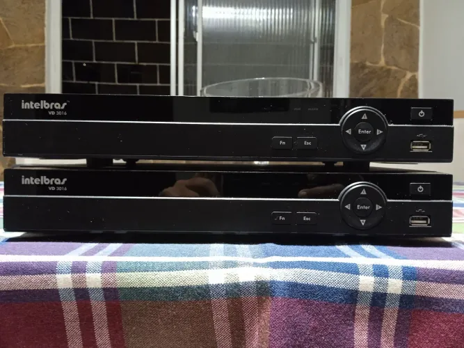Vendo 2 DVR 16 canais Intelbras VD 3016 com HD de 1 TB cada 1.