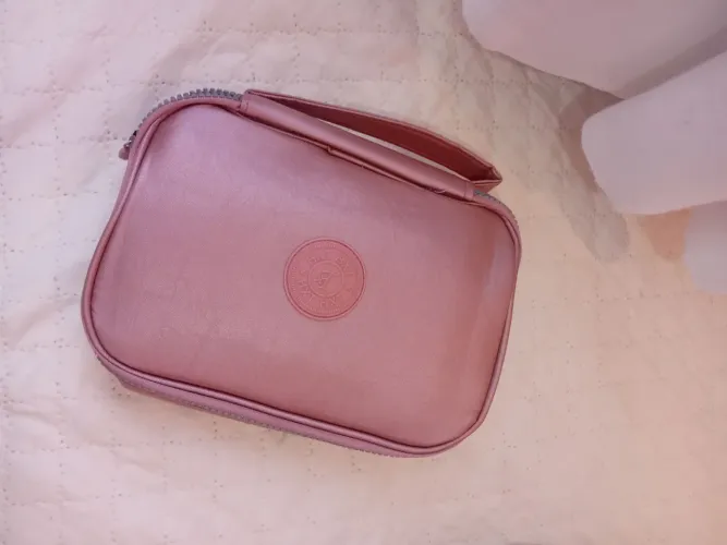 Um estojo super na moda e bonito! Para guardar seus materiais e organizar, muito bom mesmo