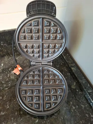 Máquina de Waffle Golden Britânia Acabamento em Inox
