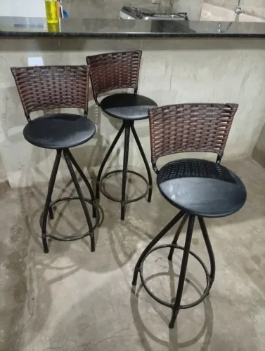 4 banquetas giratória com encosto de junco