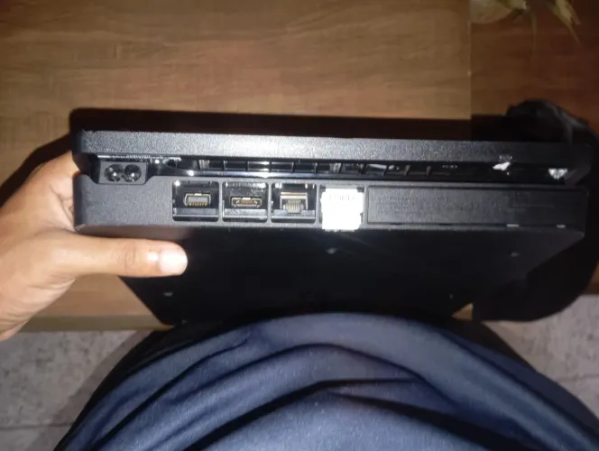 Playstation 4 limpo recém revisado duas manetes uma na caixa e alguns jogos